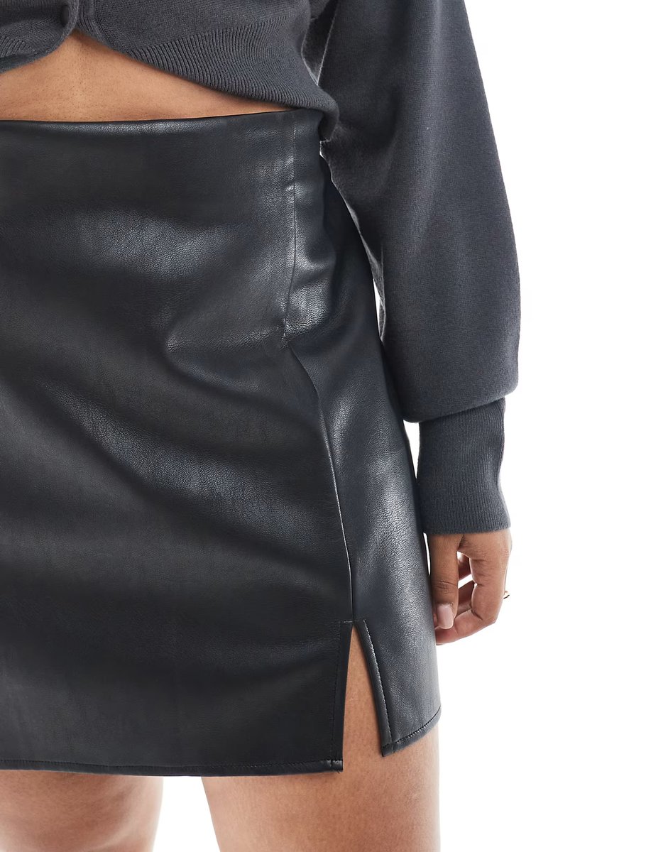 ASOS ASOS DESIGN Curve leather look split front mini skirt in black - 4
