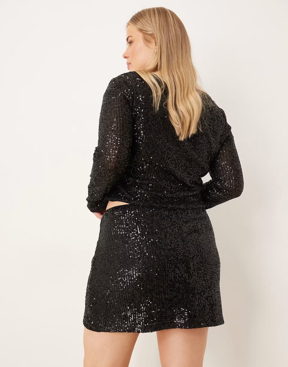 ASOS ASOS DESIGN Curve allover sequin mini skirt in black - 4