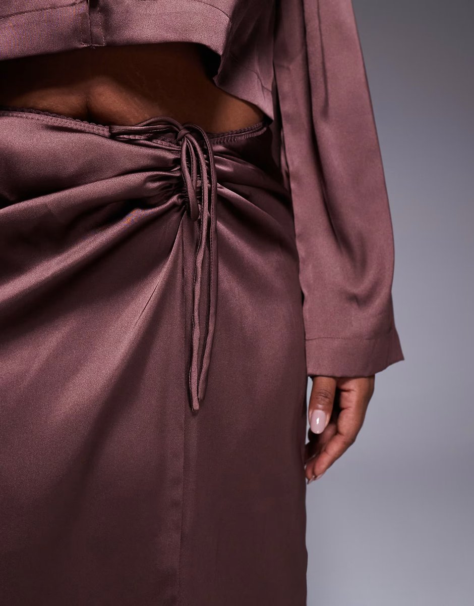 ASOS ASOS DESIGN Curve ruched detail satin co-ord maxi skirt in chocolate - 2