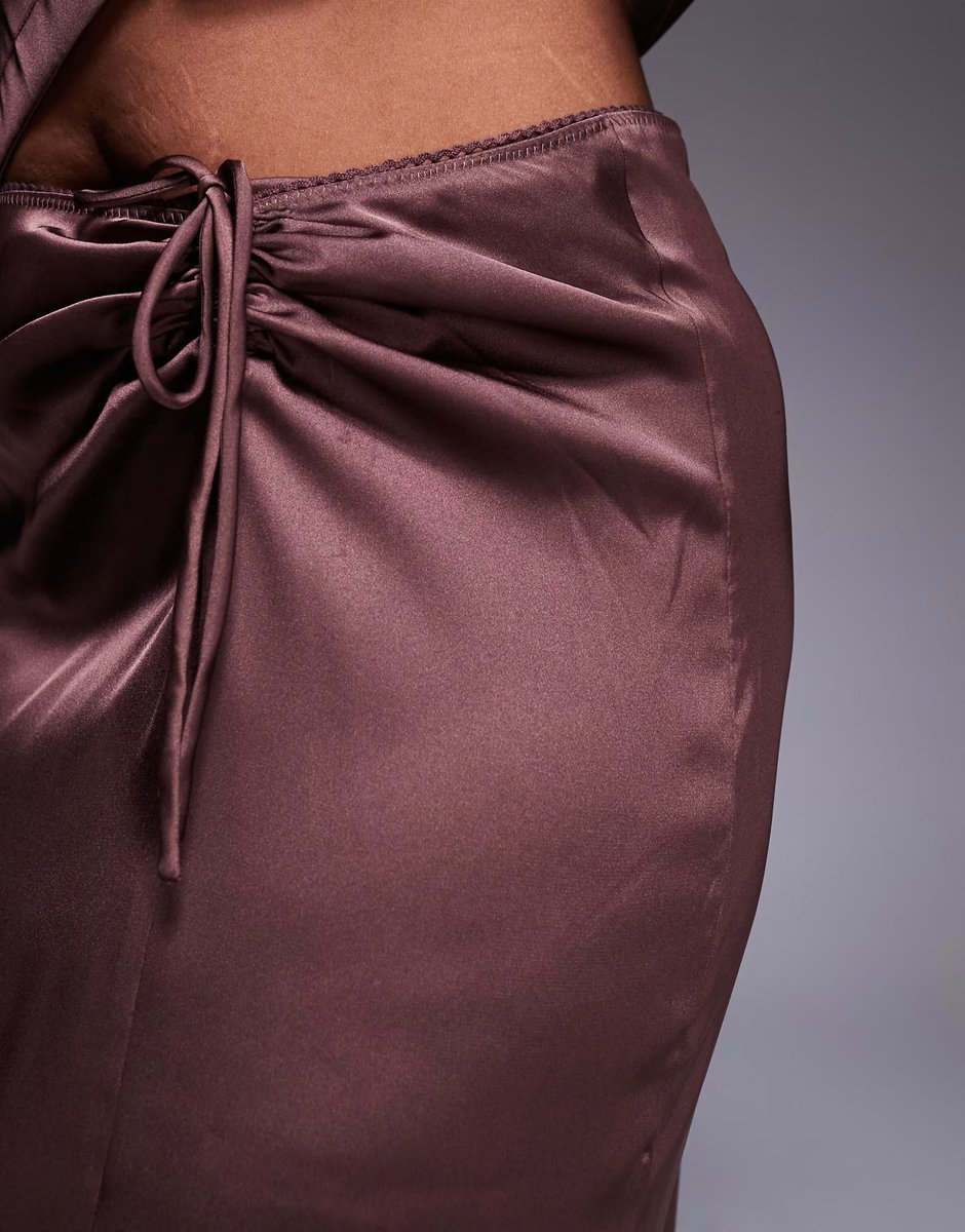 ASOS ASOS DESIGN Curve ruched detail satin co-ord maxi skirt in chocolate - 4