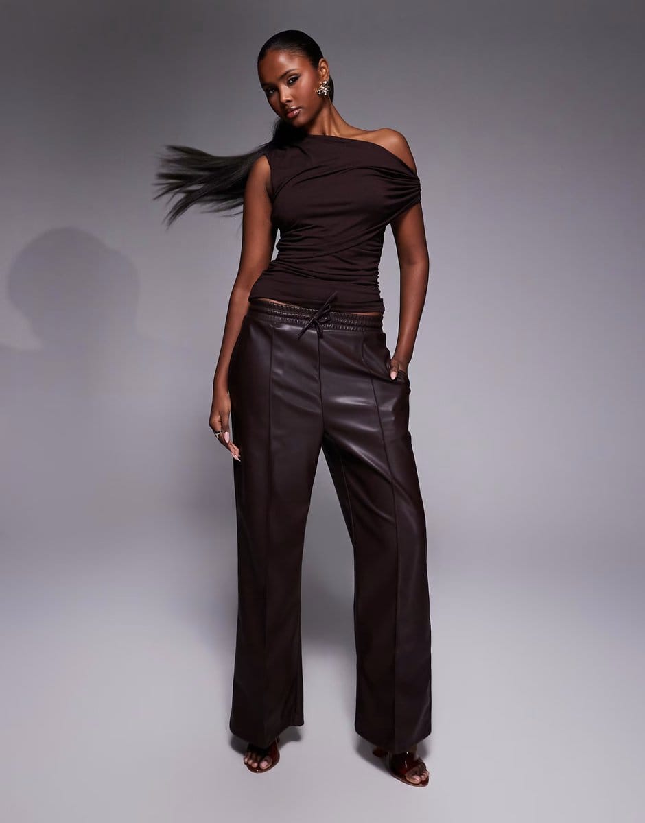 ASOS ASOS DESIGN ruched twist side cut away draped top in chocolate brown - 4