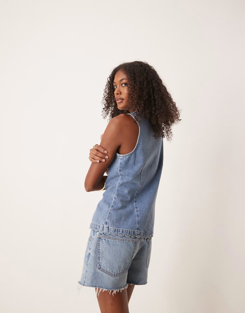 ASOS ASOS DESIGN denim button through waistcoat with scallop hem in mid blue - 4