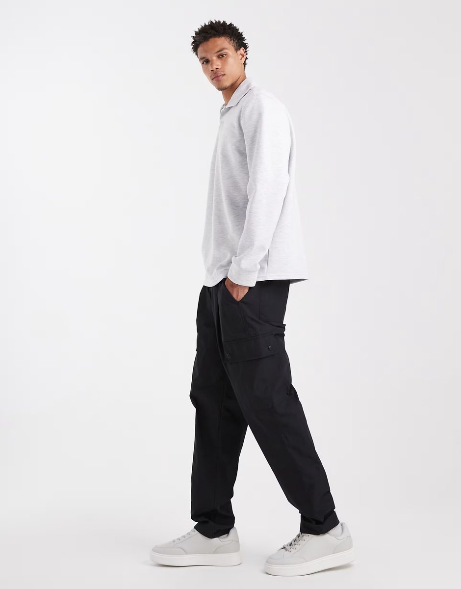 ASOS ASOS DESIGN tapered cargo trousers in black - 4