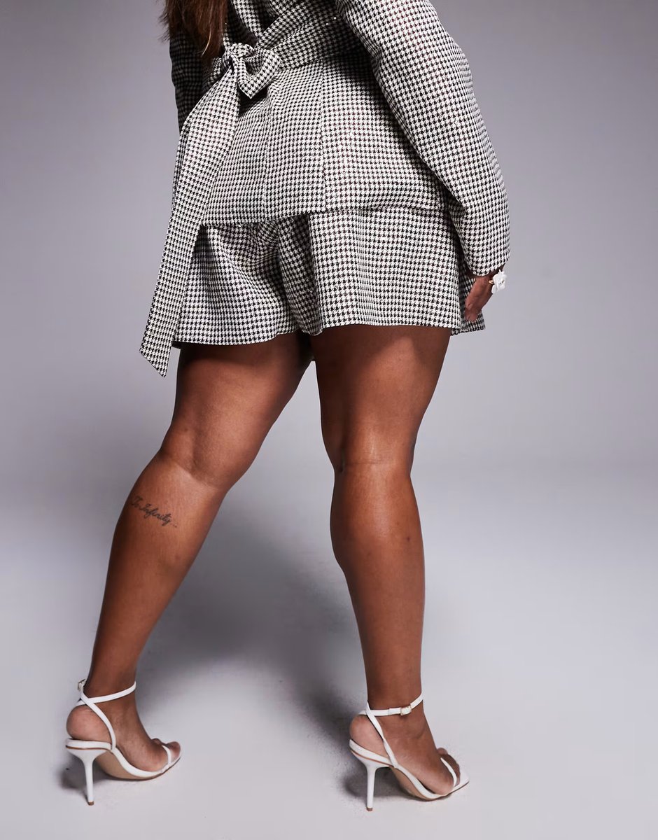 ASOS ASOS LUXE Curve co-ord houndstooth flippy short in brown sequin - 4