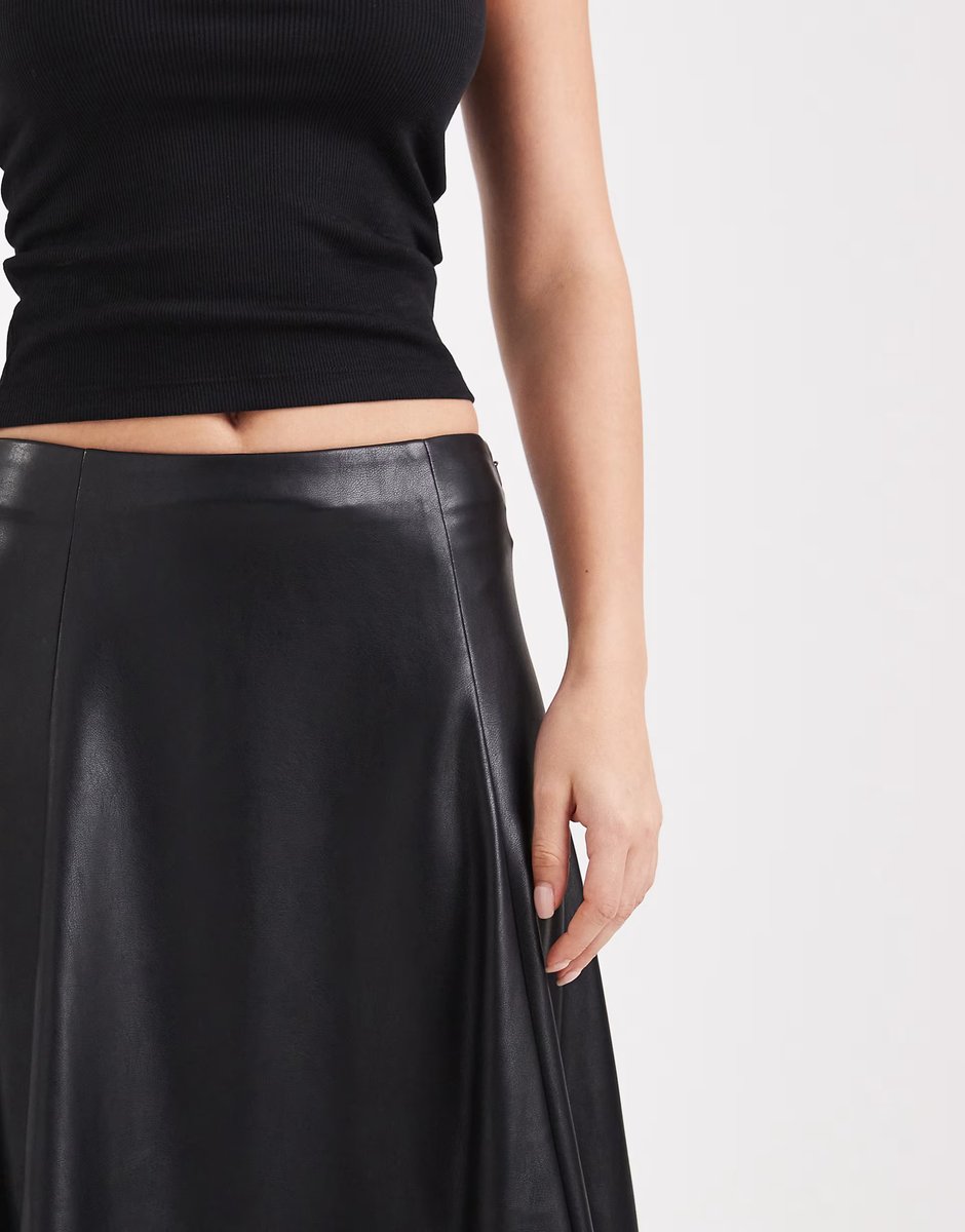 ASOS ASOS DESIGN faux leather seam and volume detail midi skirt in black - 4