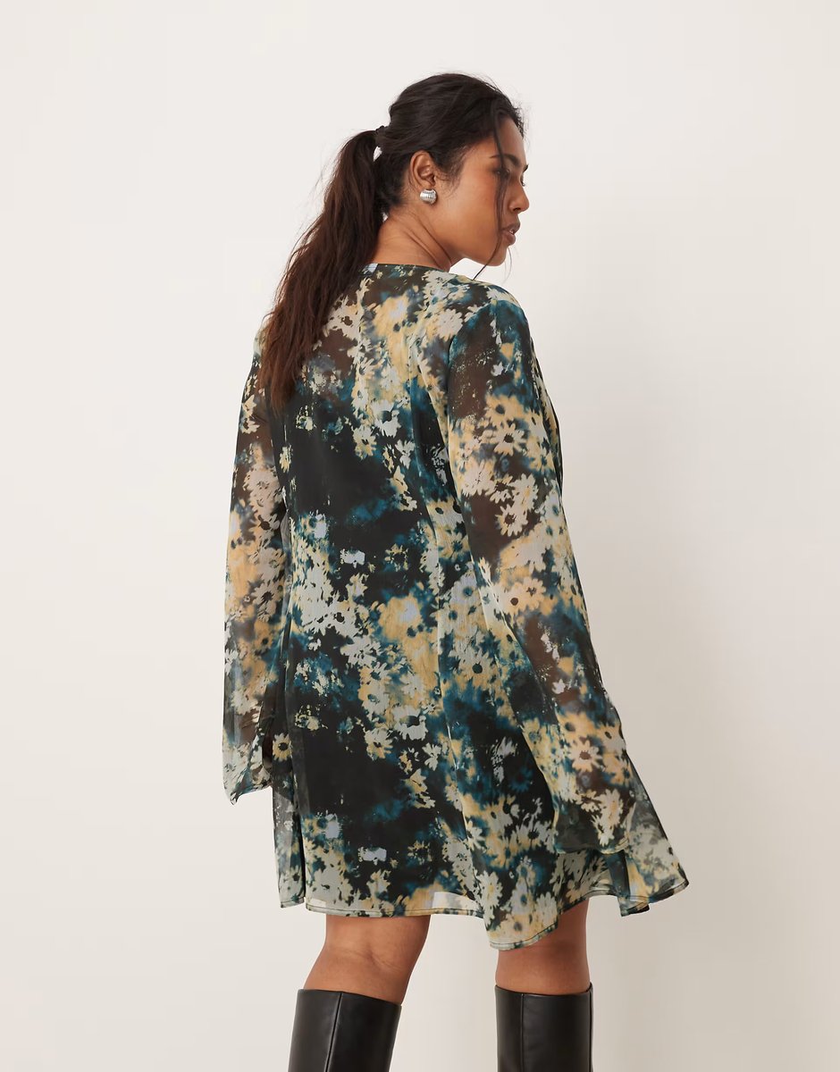 ASOS ASOS DESIGN Curve wrap mini dress with ties in blurred blue floral - 3