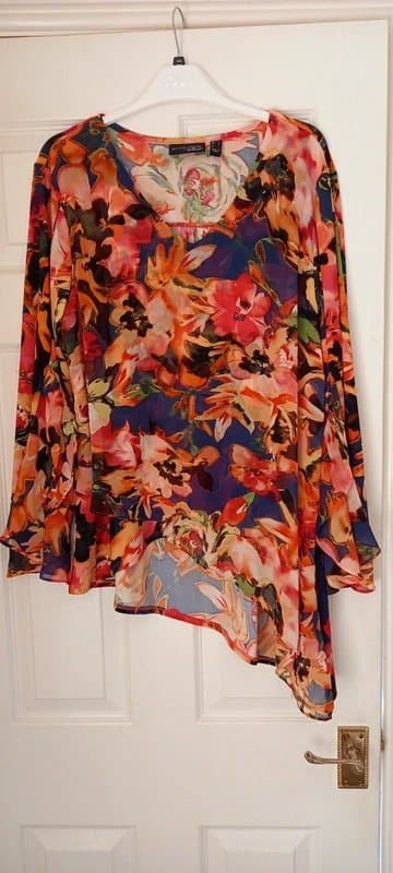 Attitudes by Renée Stunning ladies asymmetric top