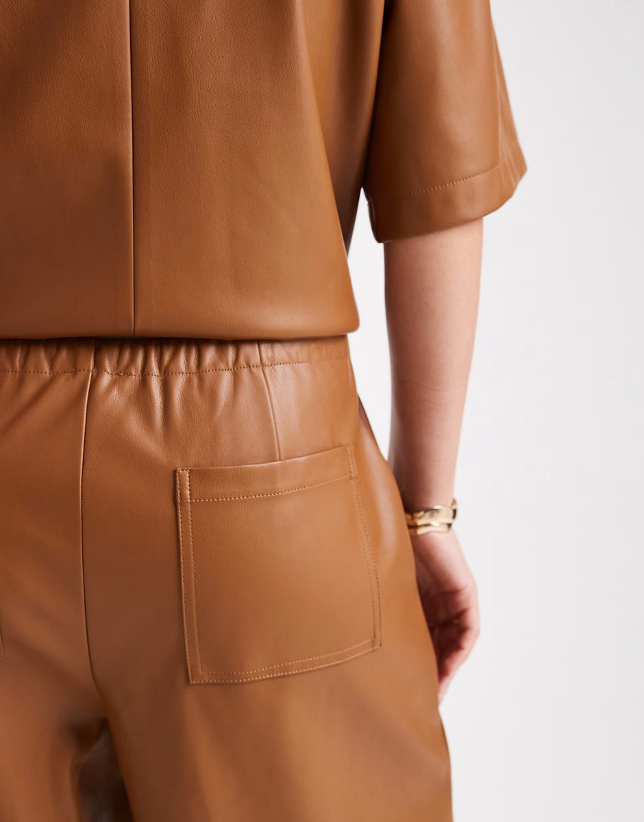 ASOS ASOS DESIGN faux leather barrel leg pull on trousers co-ord in caramel - 4