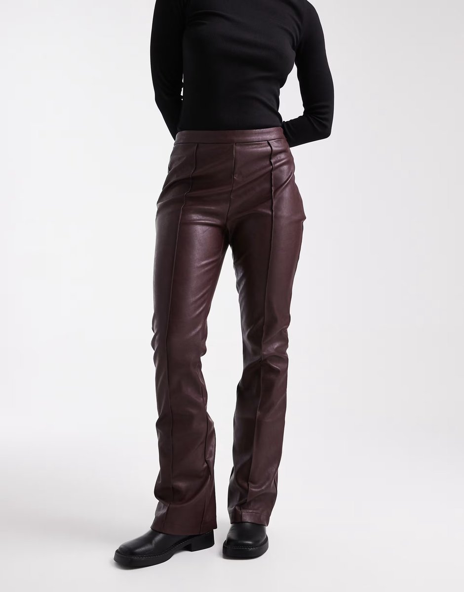 ASOS ASOS DESIGN flare trousers in faux leather in plum - 3