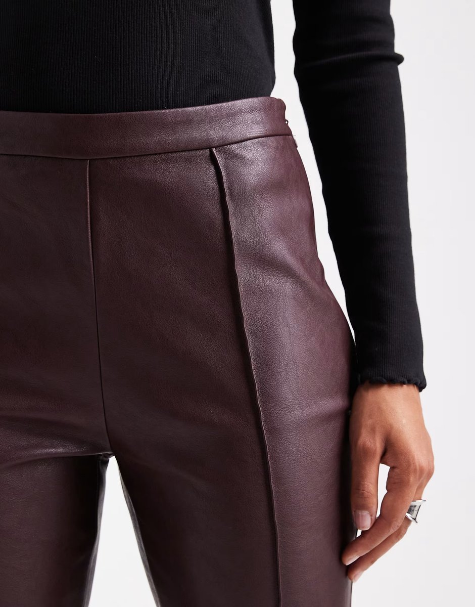 ASOS ASOS DESIGN flare trousers in faux leather in plum - 4