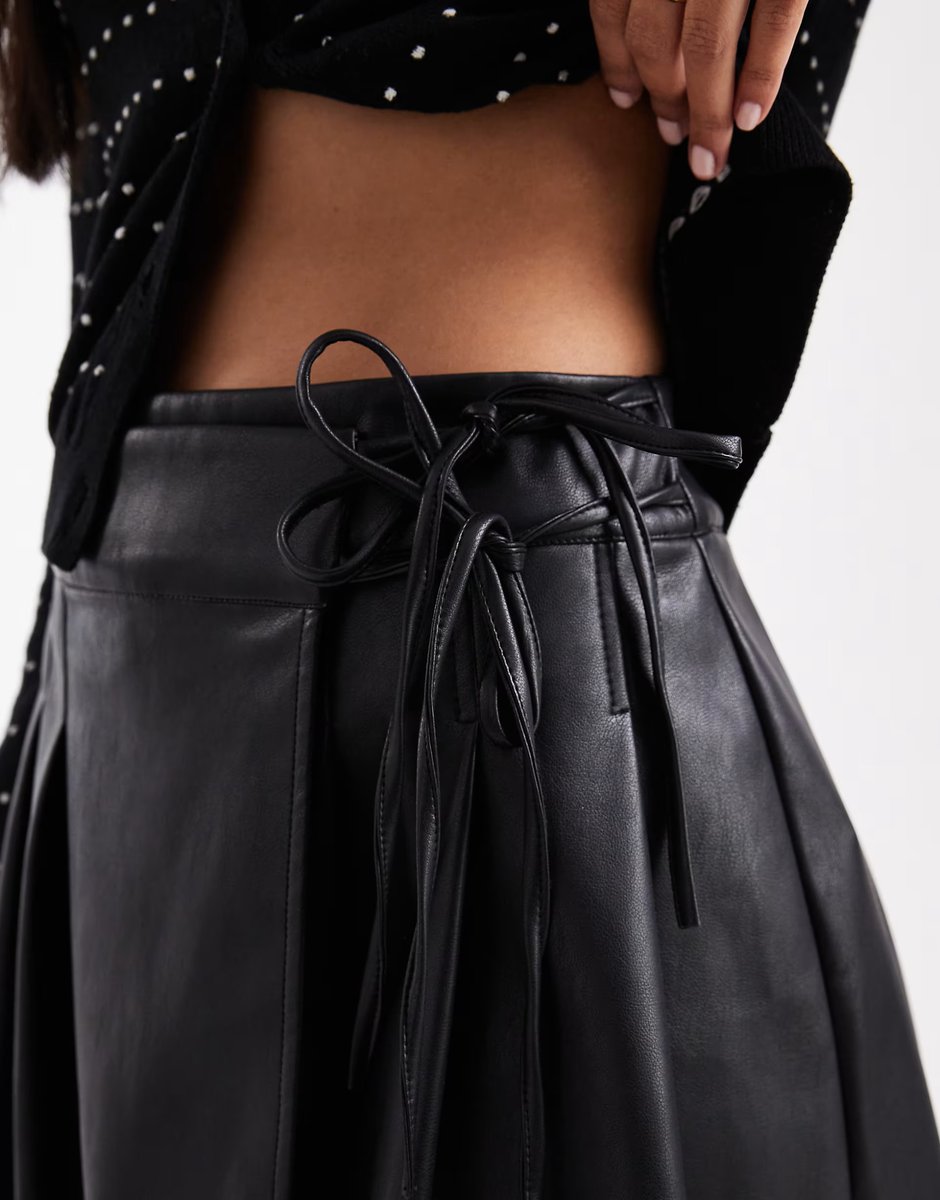 ASOS ASOS DESIGN leather look tennis mini skirt with tie in black - 2