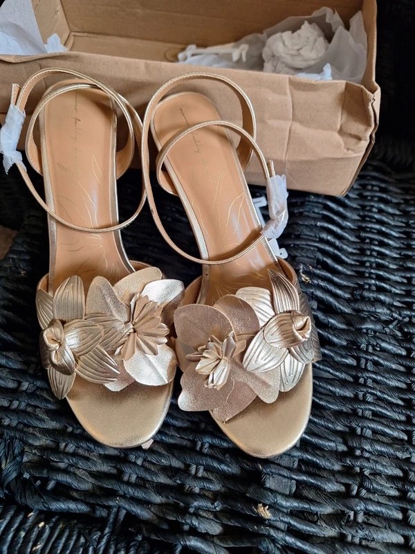 Never Fully Dressed Never Fully Dressed brand new gorgeous gold shoes - 3