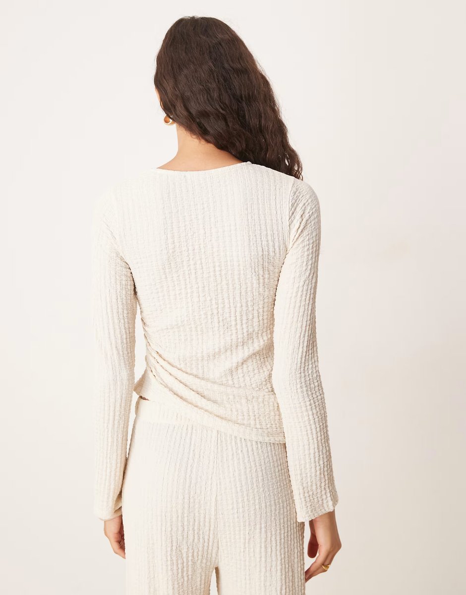 ASOS ASOS DESIGN co-ord long sleeve textured ruched side detail top in cream - 4