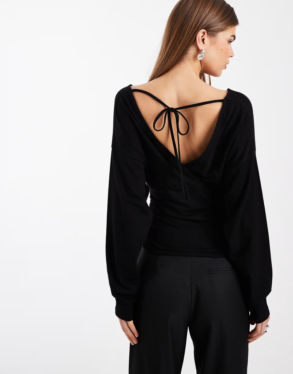 ASOS ASOS DESIGN plunge neck batwing cinched top in black - 4