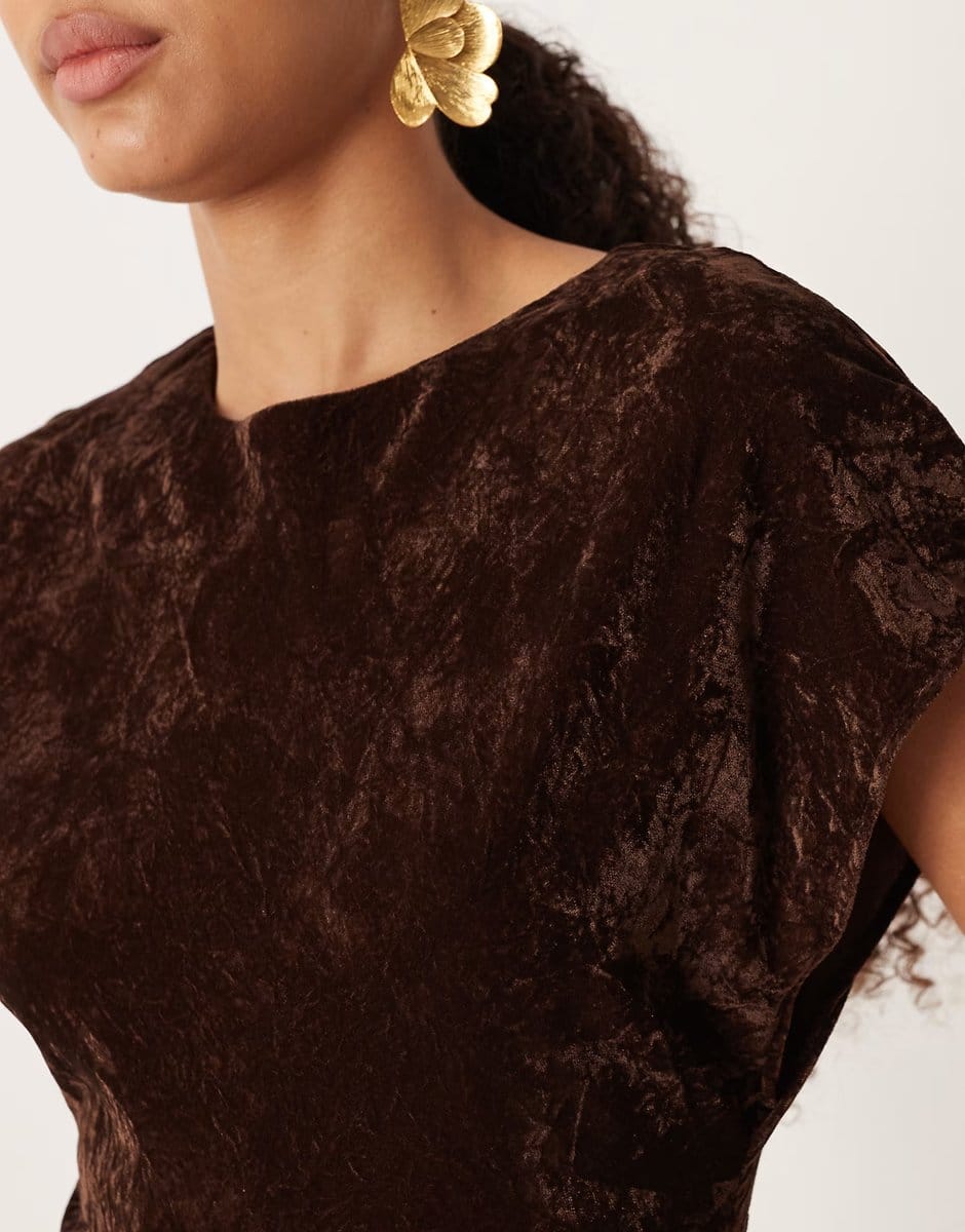 ASOS ASOS DESIGN crew neck short sleeve velvet midi dress in chocolate - 4