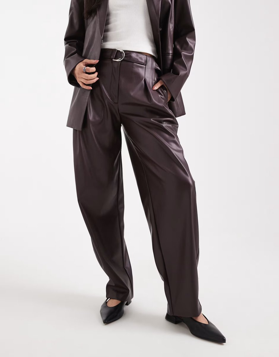 ASOS ASOS DESIGN faux leather pleated barrel leg trousers with belt in plum - 3