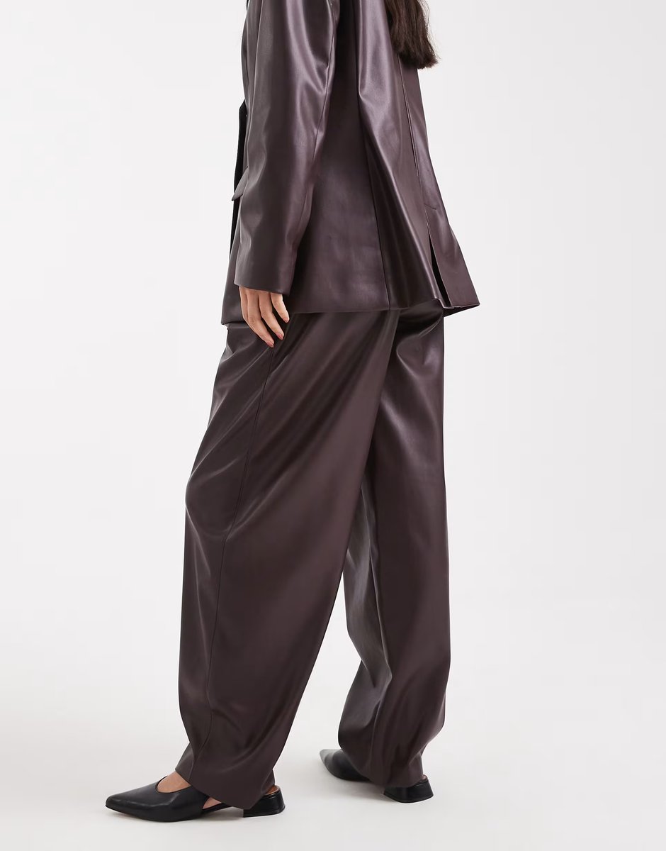 ASOS ASOS DESIGN faux leather pleated barrel leg trousers with belt in plum - 4