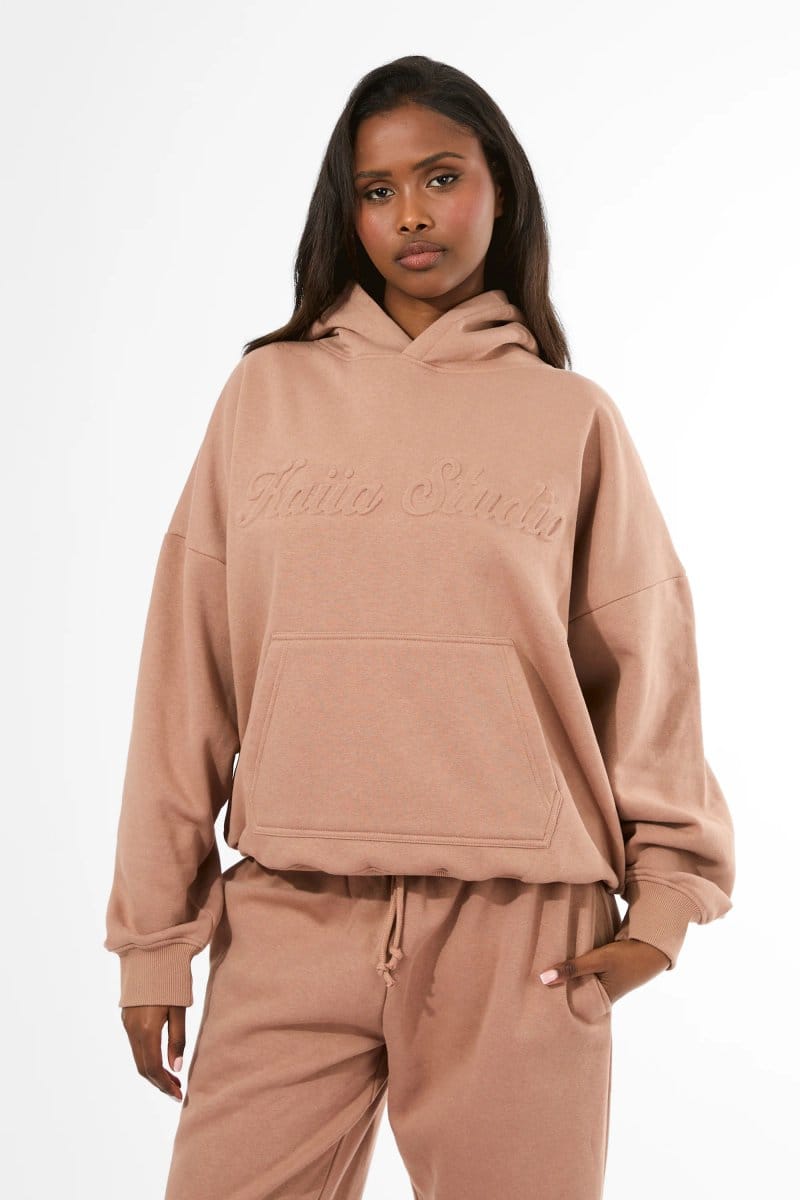 Kaiia Kaiia Studio Embossed Script Logo Oversized Hoodie Milk Chocolate - 4