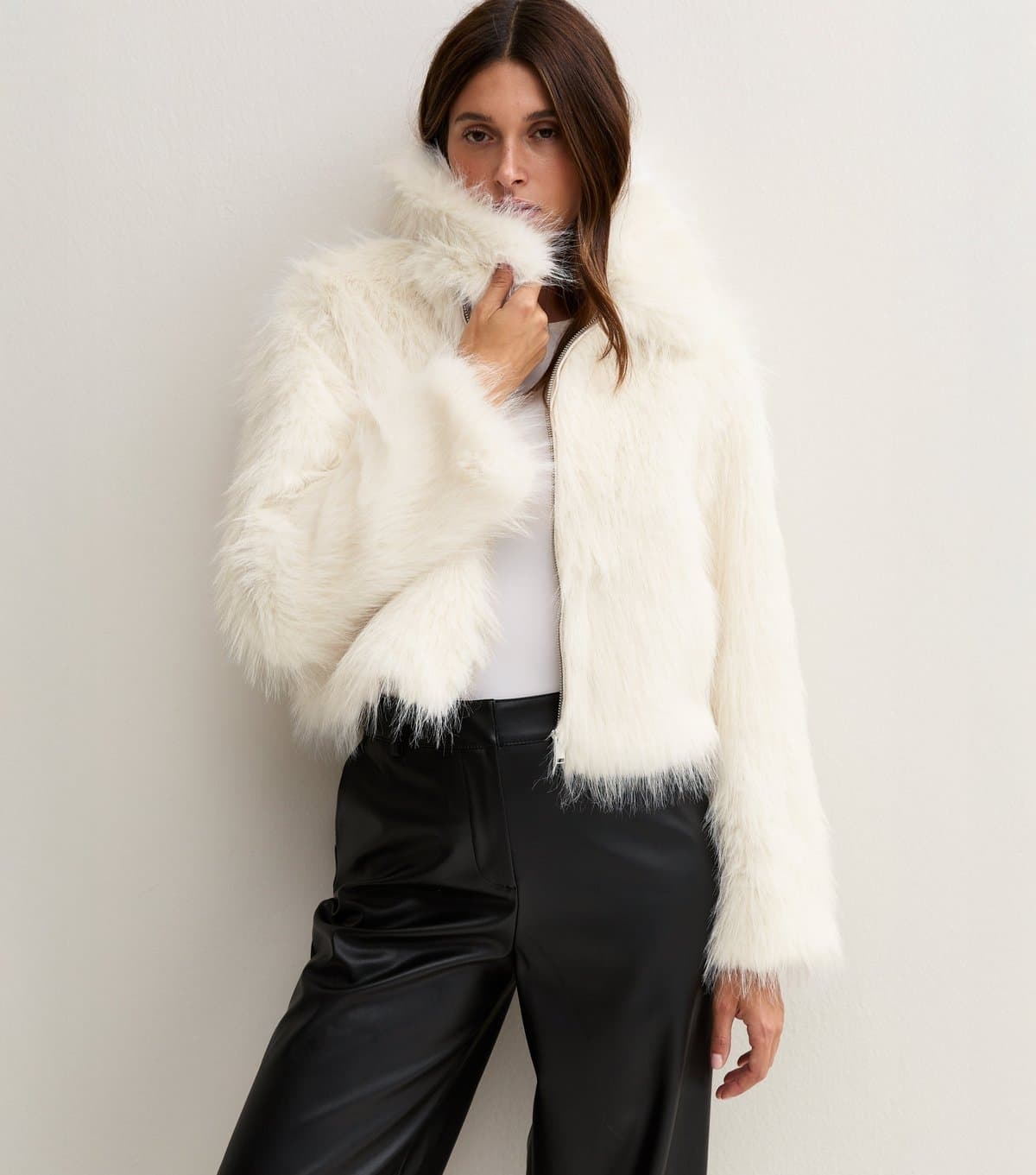 New Look Women's Cream Faux Fur Zipped Cropped Coat New Look