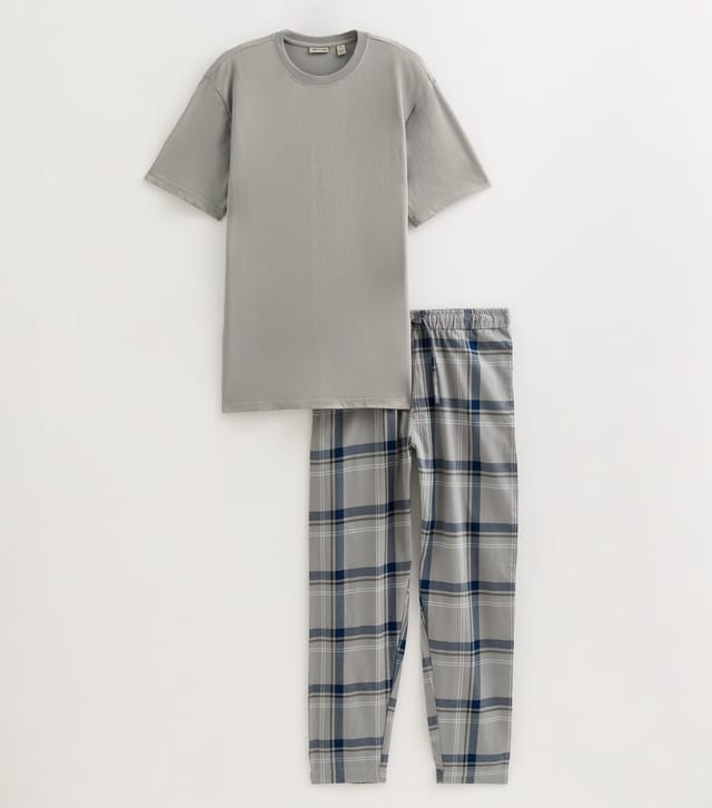 Only and Sons Men's Mid Grey T-Shirt and Trousers Pyjama Gift Set Only and Sons New Look - 2