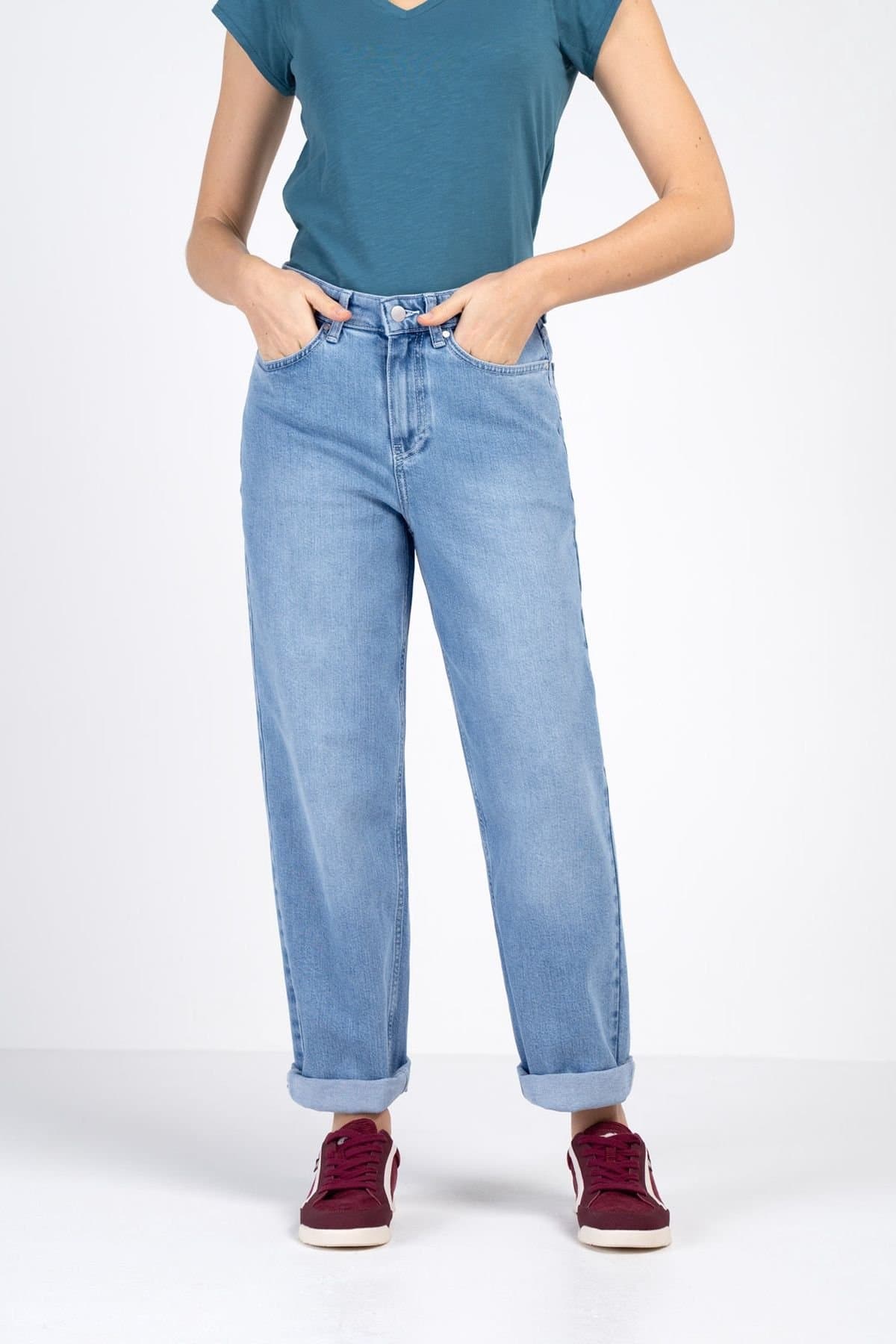 Kettlewell Kettlewell Women's Darla Boyfriend Mid Rise Jeans in Light Blue