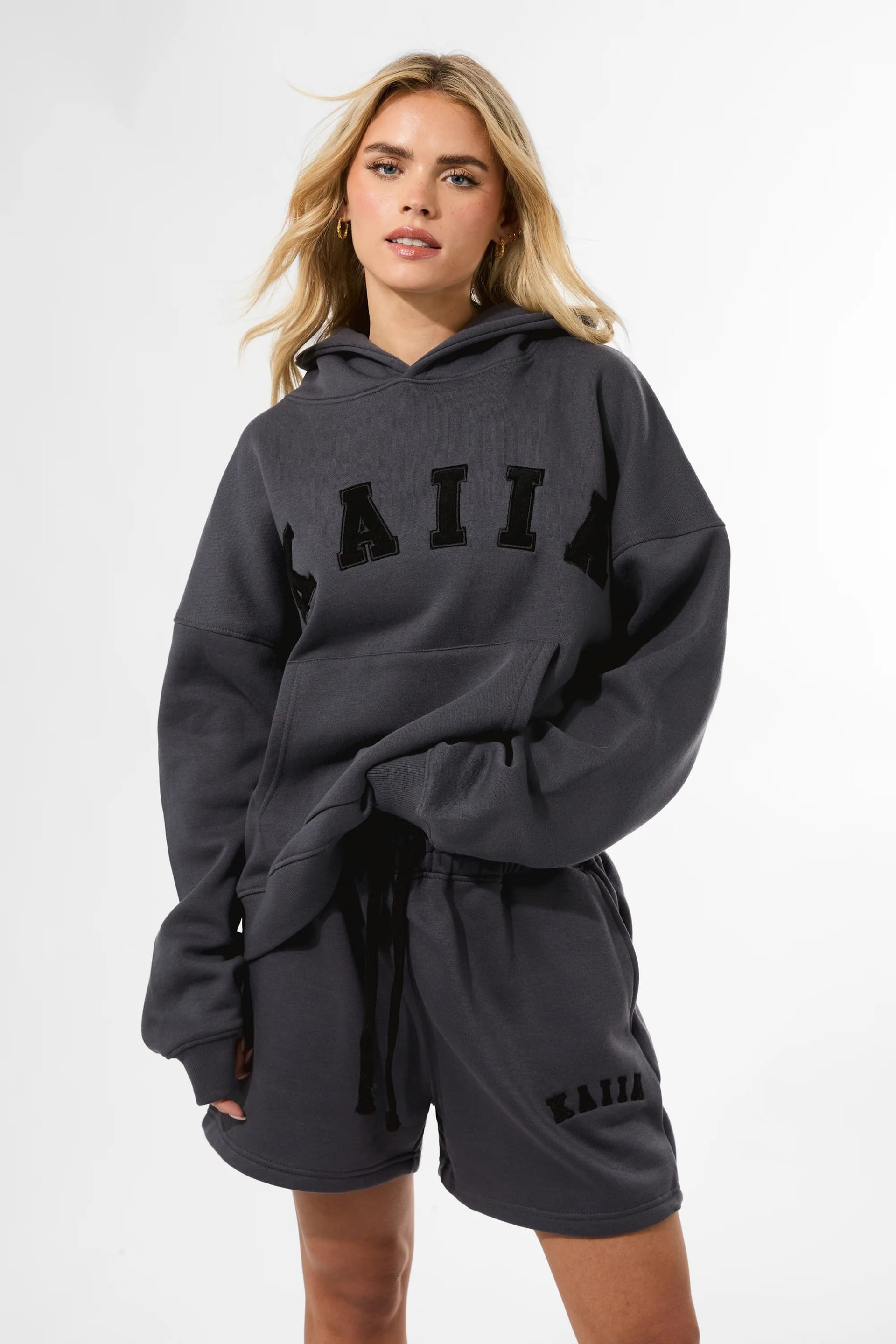 Kaiia KAIIA LOGO RELAXED SWEAT SHORT DARK GREY - 4
