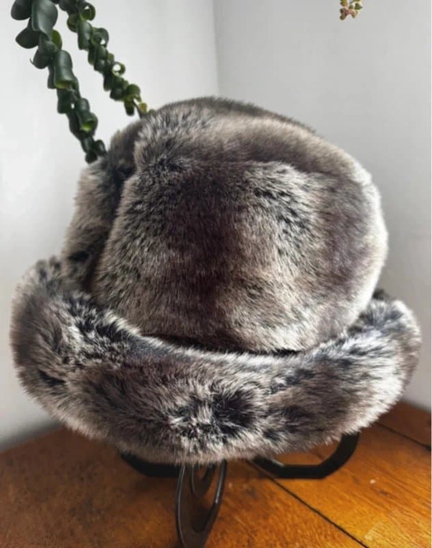 Dents Gorgeous vintage style silvery brown faux fur Cossack hat