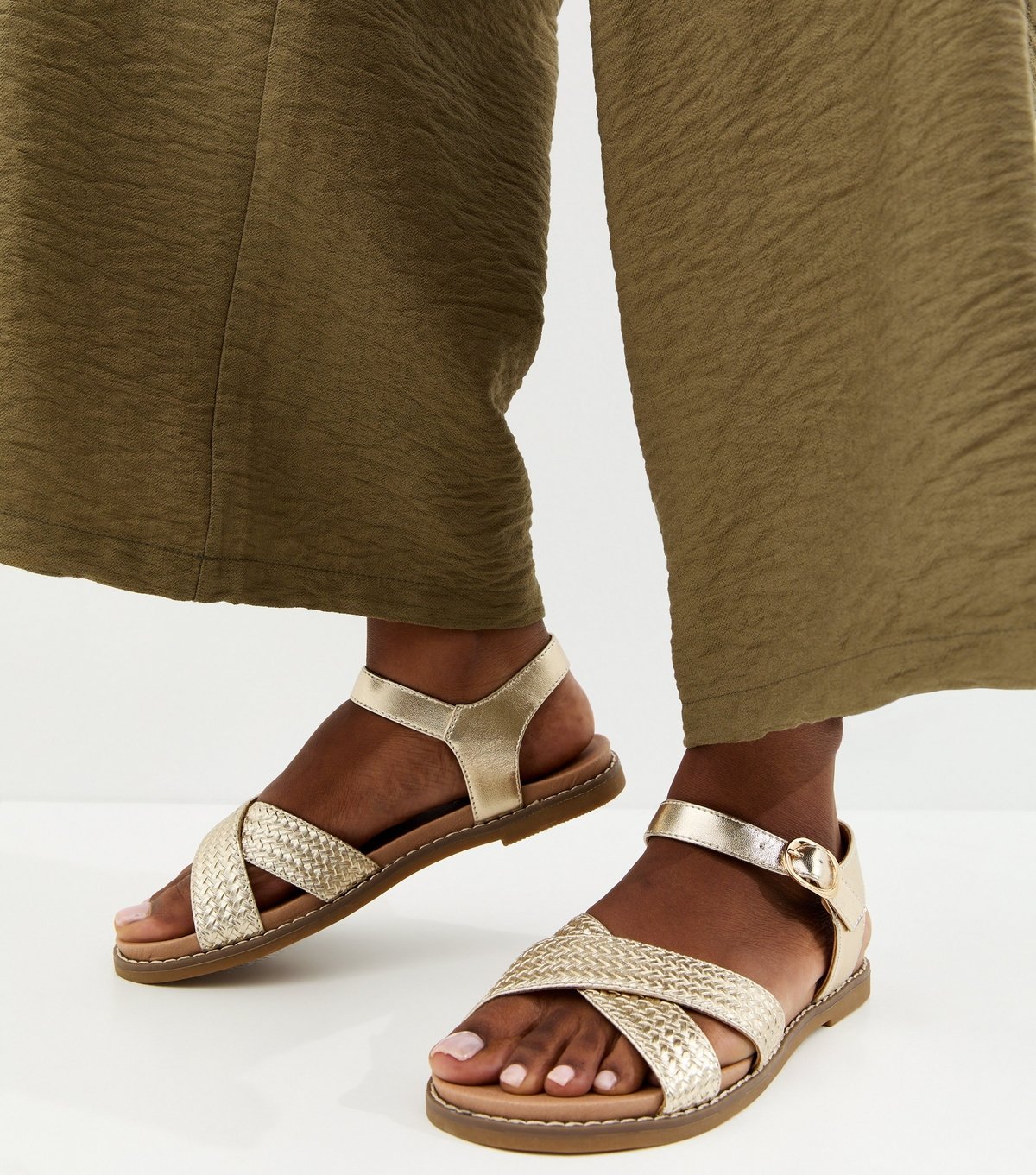 New Look Women's Wide Fit Gold Cross Over Flat Sandals Vegan New Look - 2