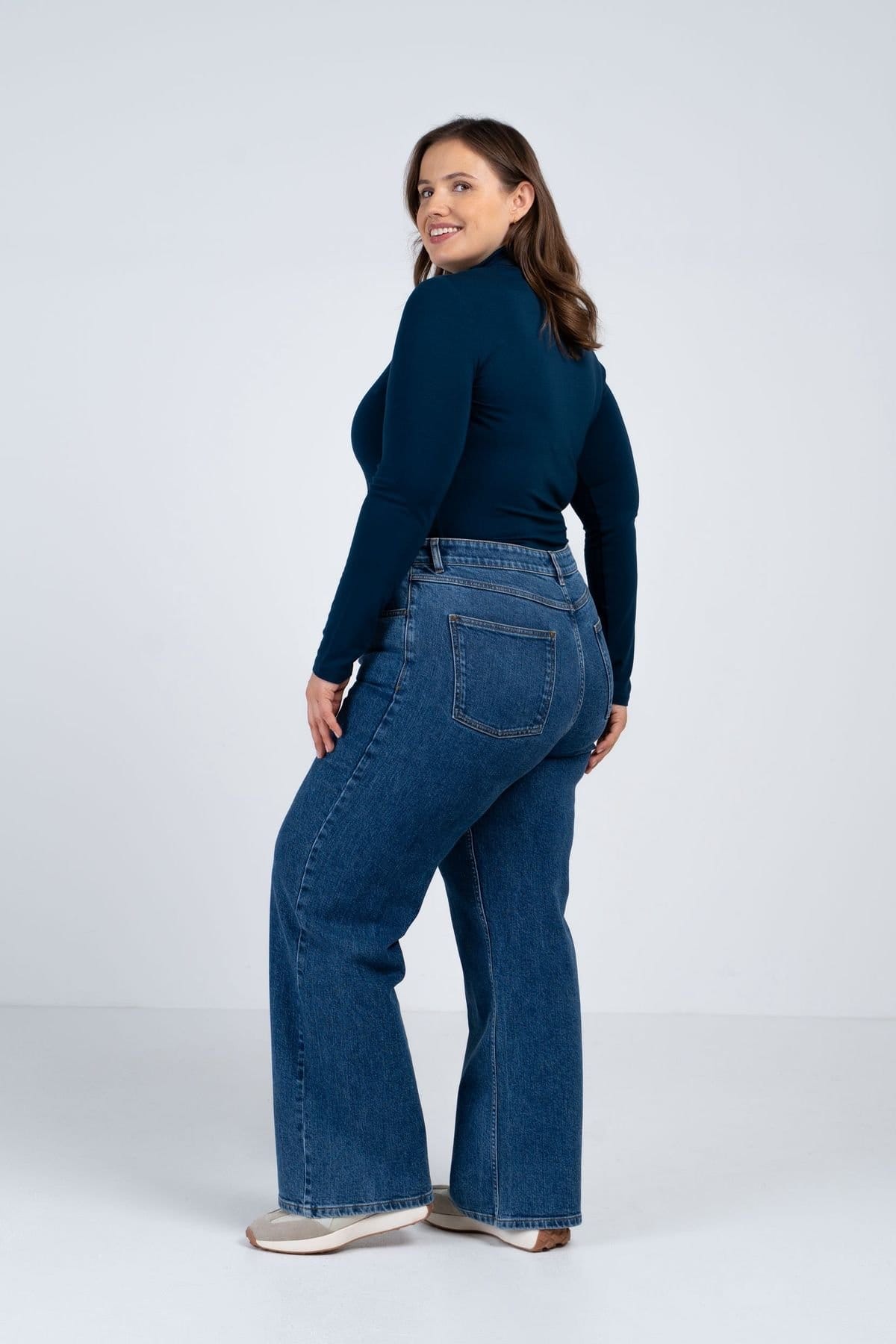 Kettlewell Kettlewell Women's Darla Bootcut Jeans in Mid Blue - 4