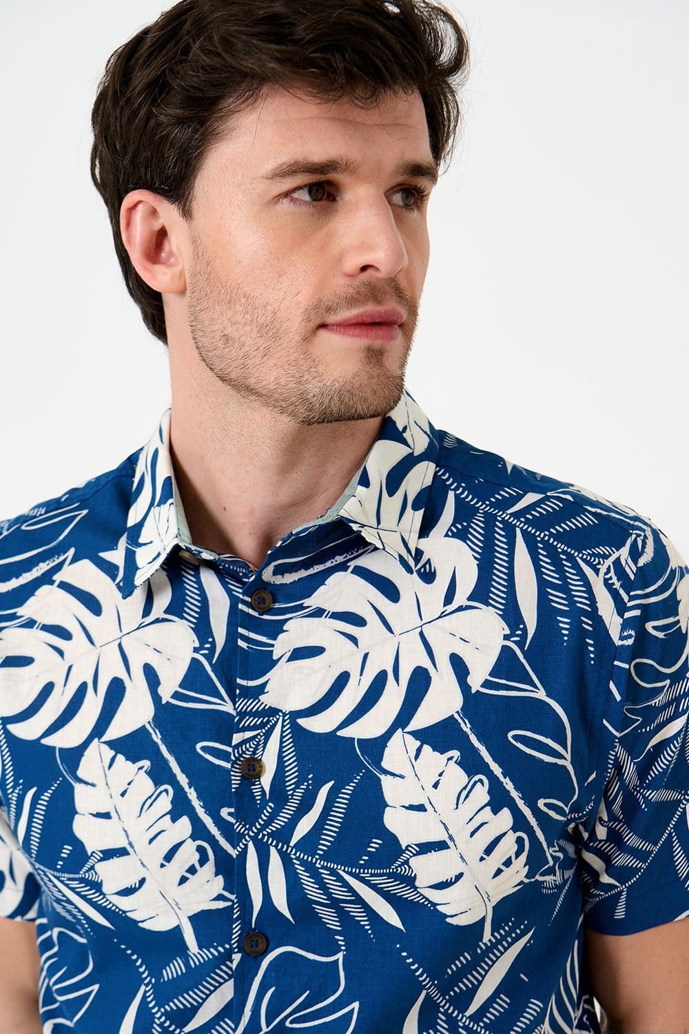 Saltwell Saltwell Men's Tropical Print Linen Rich Short Sleeve Shirt in Indigo - 4