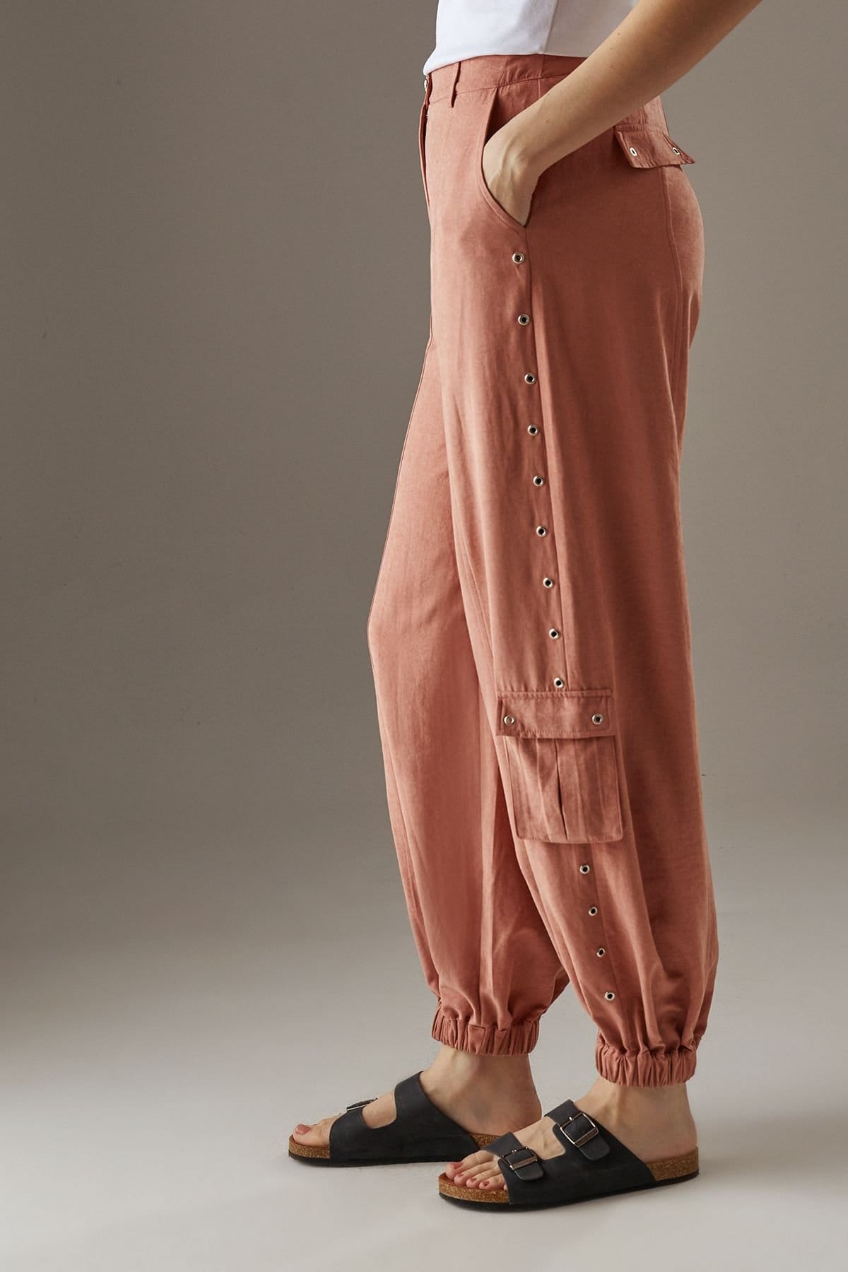 Warehouse Warehouse Women's Peach Satin Utility Eyelet Detail Cuffed Trousers in Rust - 4