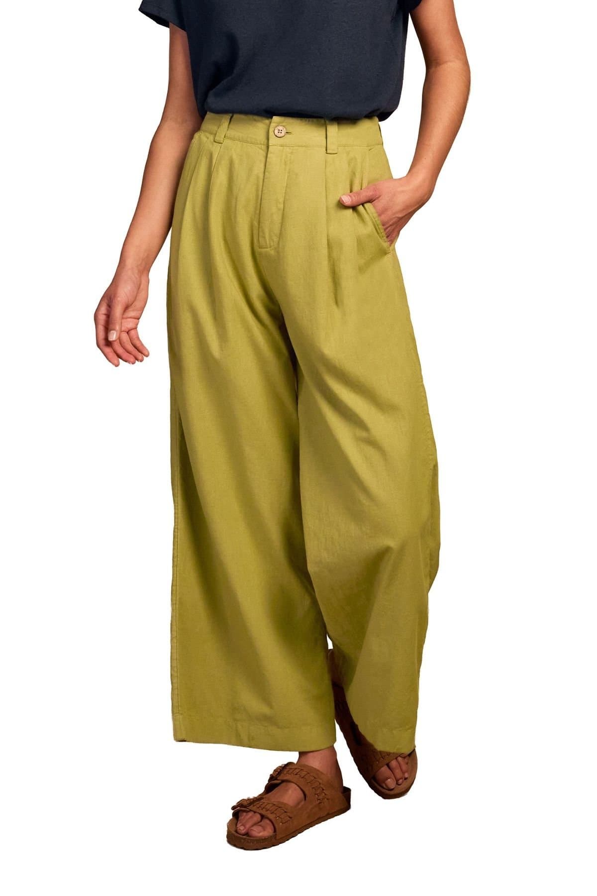 Celtic & Co Celtic & Co Women's Pleat Front Crop Pants in Khaki