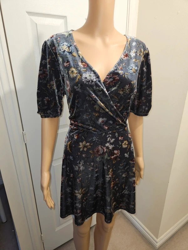 New Look Floral velvet mini dress, size UK16 - 1