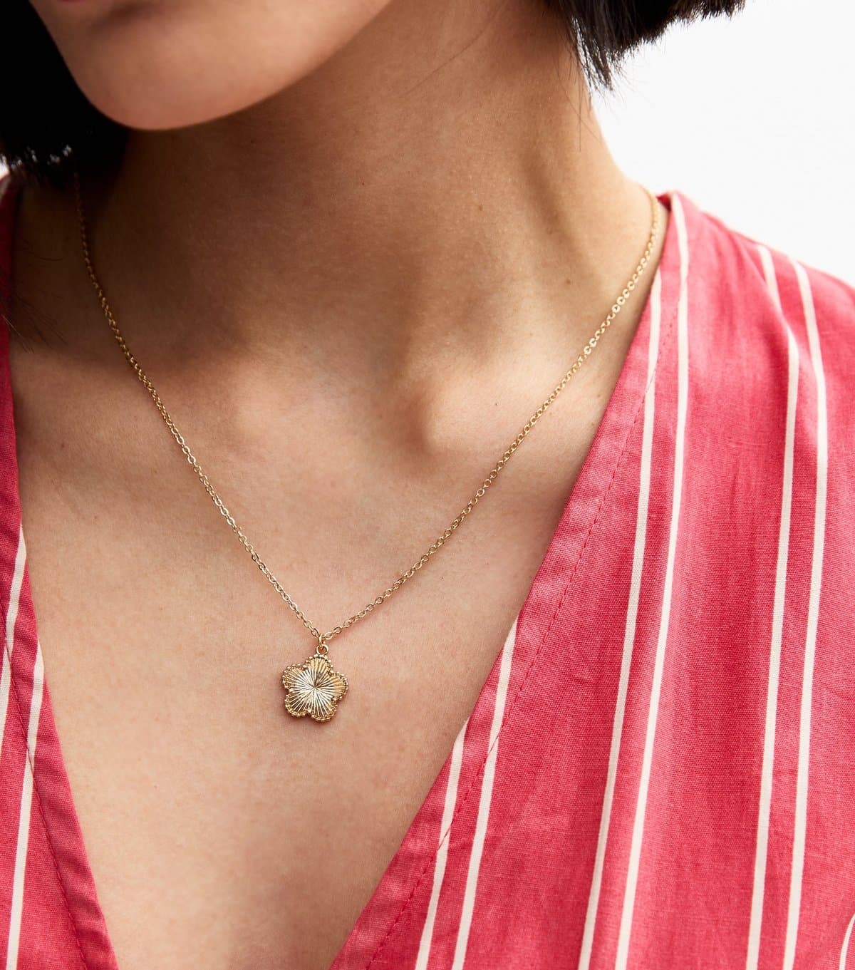 New Look New Look Gold Tone Flower Pendant Necklace