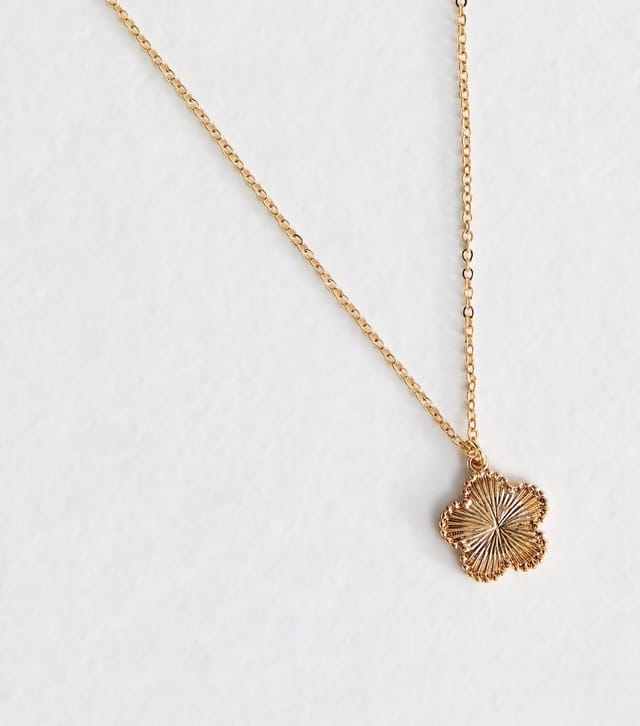 New Look Gold Tone Flower Pendant Necklace New Look - 3