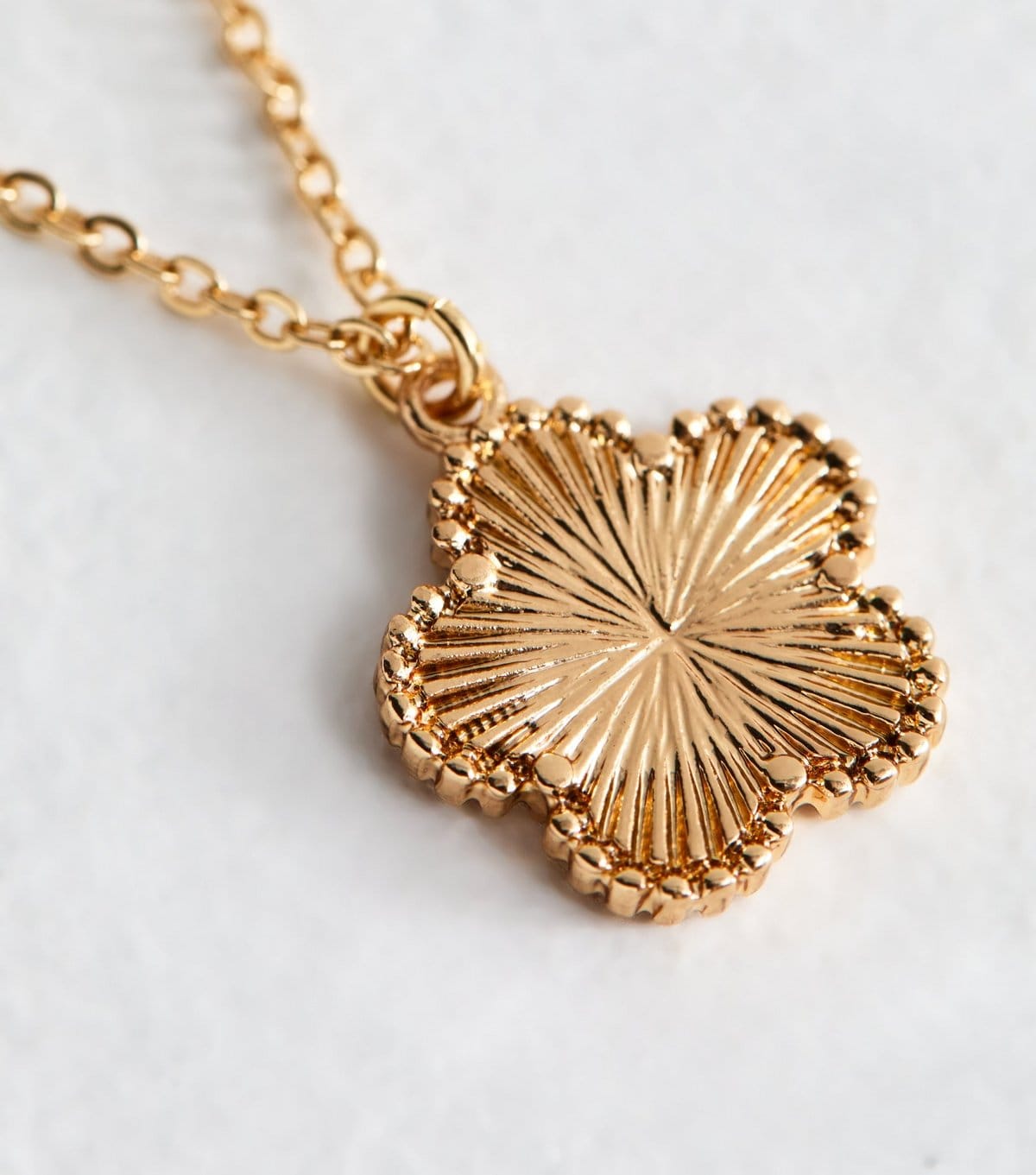New Look Gold Tone Flower Pendant Necklace New Look - 4