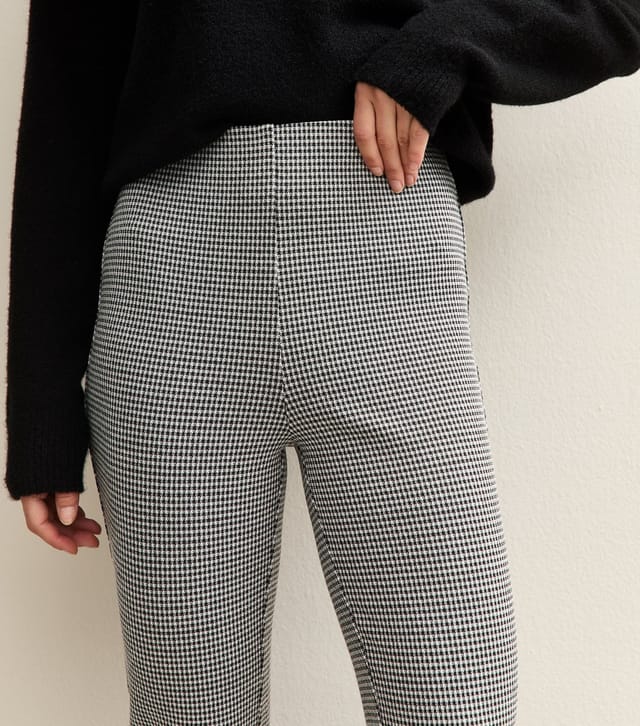 New Look Women's Petite Black Dogtooth Check Flared Trousers New Look - 2