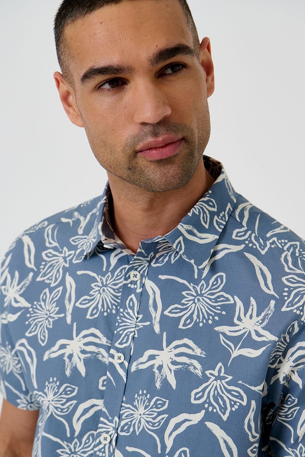Threadbare Threadbare Men's Tropical Print Cotton Short Sleeve Shirt in Blue - 4