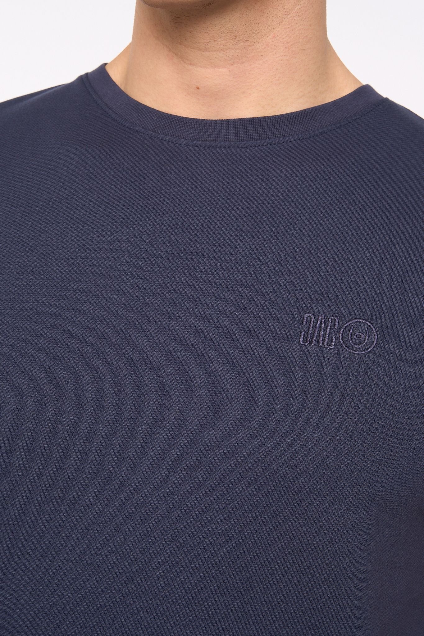 Duck and Cover Duck and Cover Men's Sherborn Textured Crew Neck T-Shirt with Embroidery in Dark Blue - 4