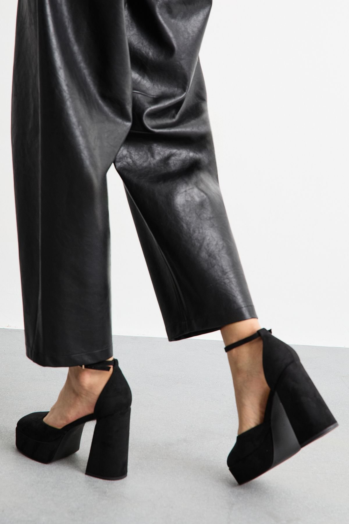 Faith Faith Women's : Cadence Faux Suede Closed Toe Chunky Platform Heeled Shoes in Natural Black - 3