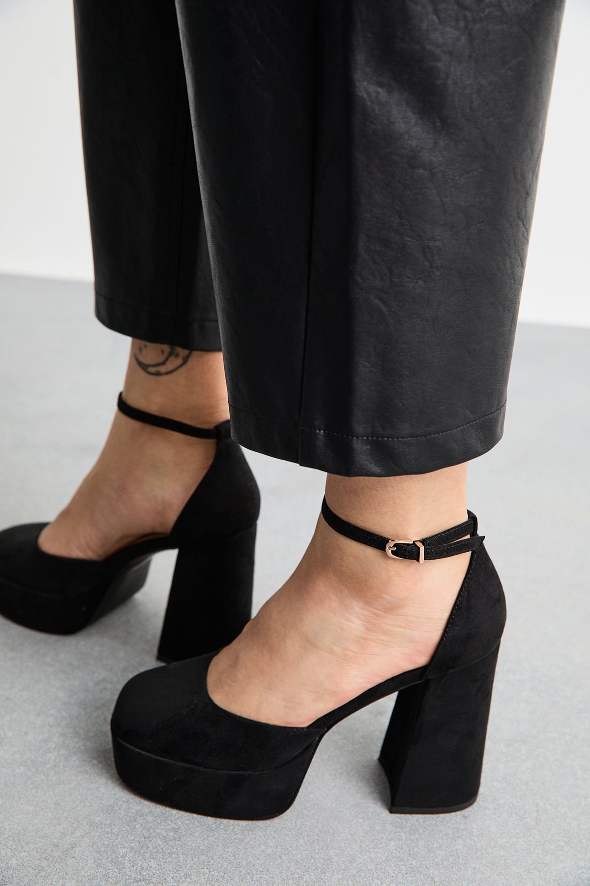 Faith Faith Women's : Cadence Faux Suede Closed Toe Chunky Platform Heeled Shoes in Natural Black - 4