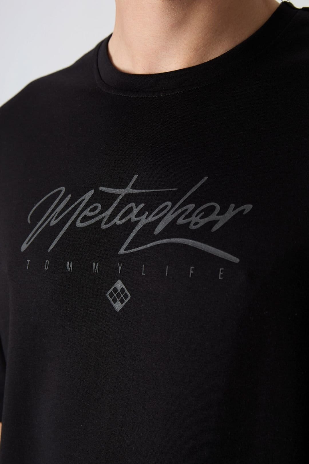 Tommy Life Tommy Life Men's Oversized Logo Crew Neck T-Shirt in Black - 4