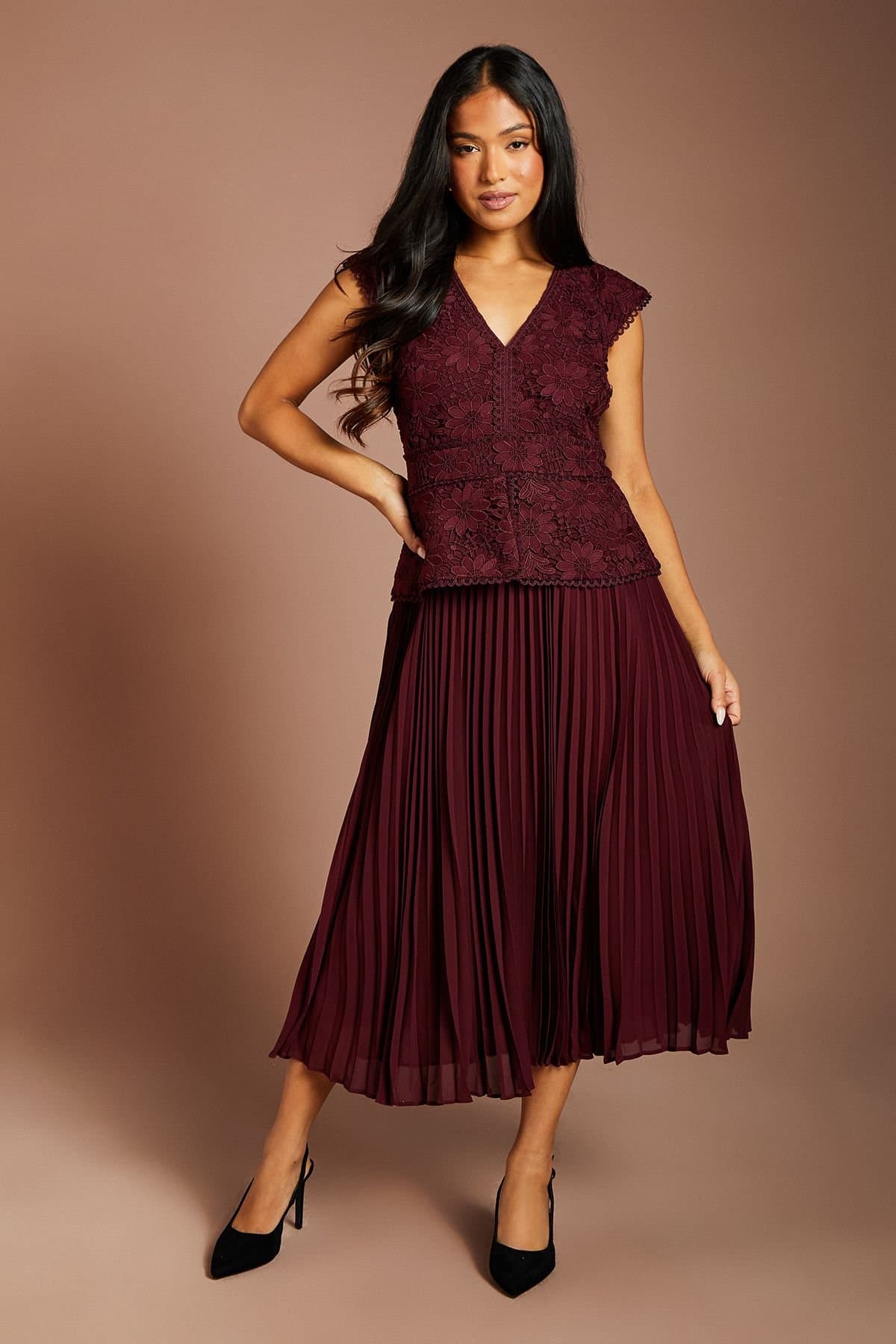 Coast Coast Women's Petite V Neck Lace Bodice Peplum Midi Dress in Wine