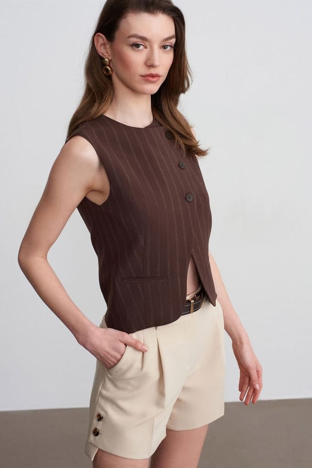 Dilvin Dilvin Women's High-waist Tailored Crepe Shorts With Belt in Stone - 3