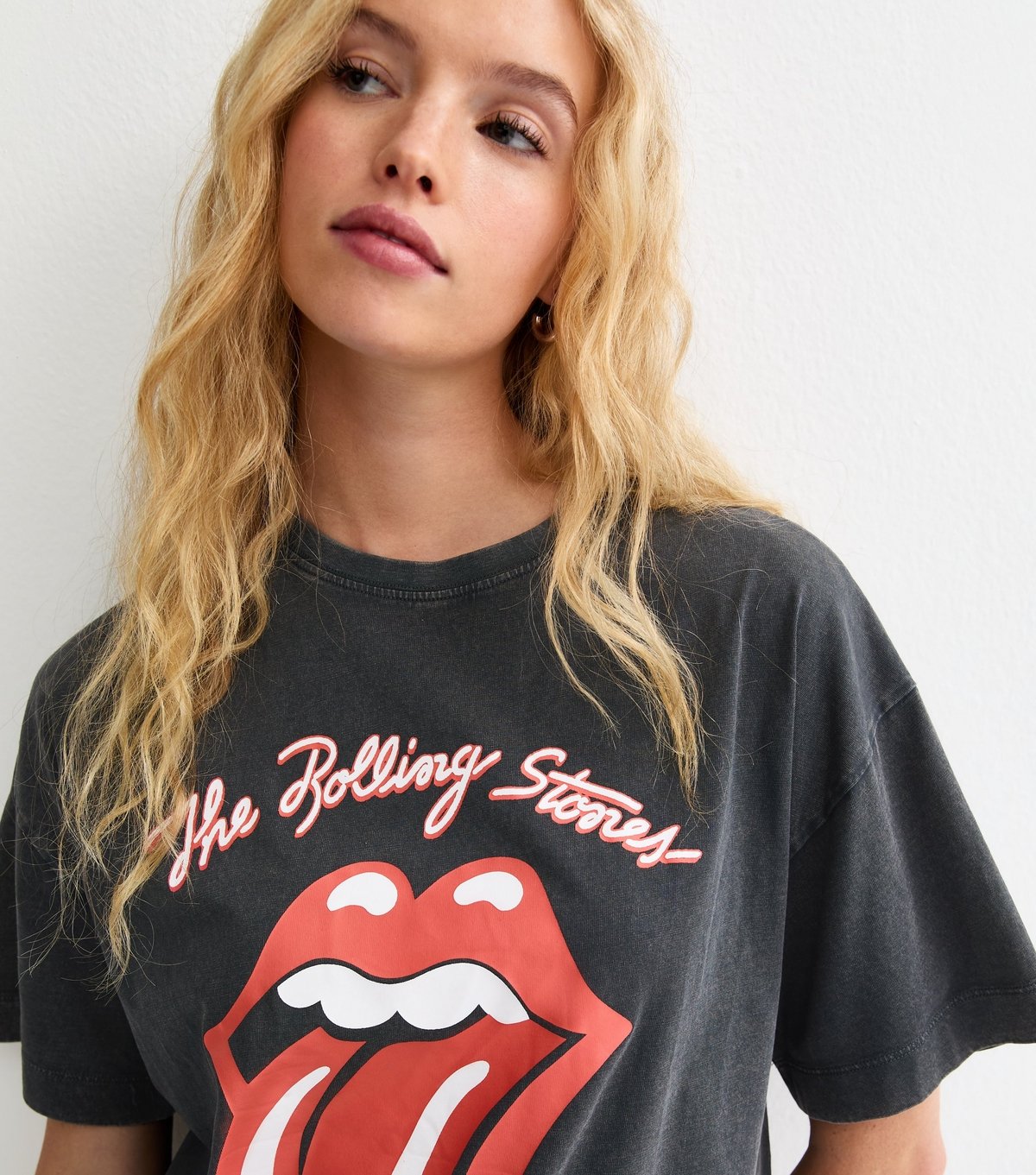 New Look Women's Dark Grey Rolling Stones Lips Print Oversized T-Shirt New Look - 2