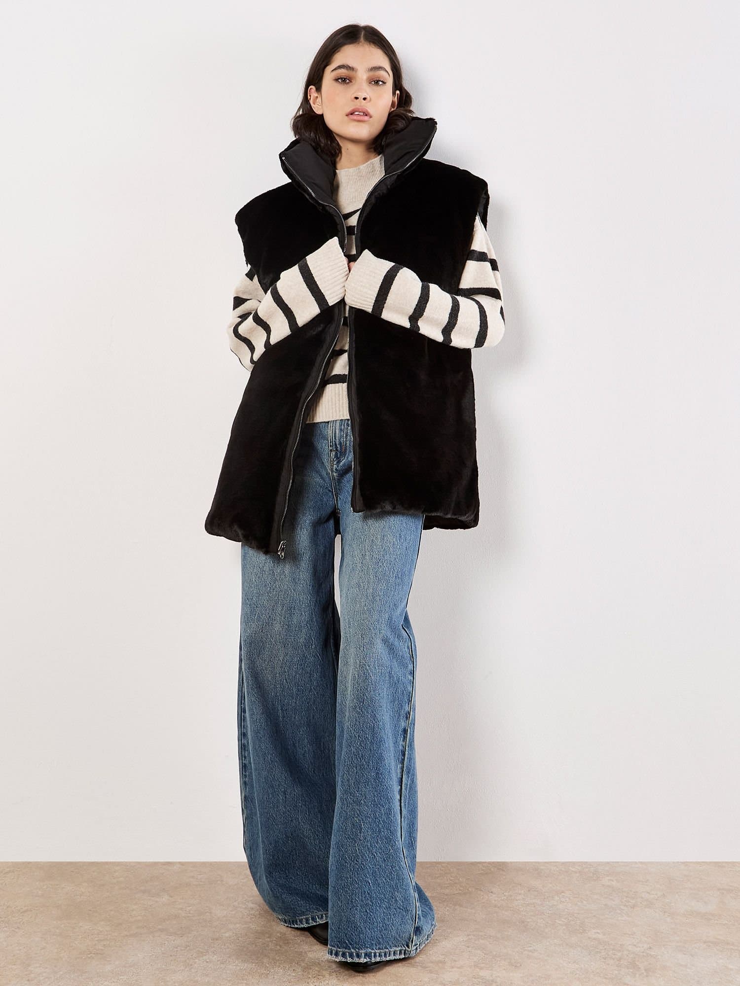 Apricot Apricot Women's Reversible Oversized Puffer Gilet in Black