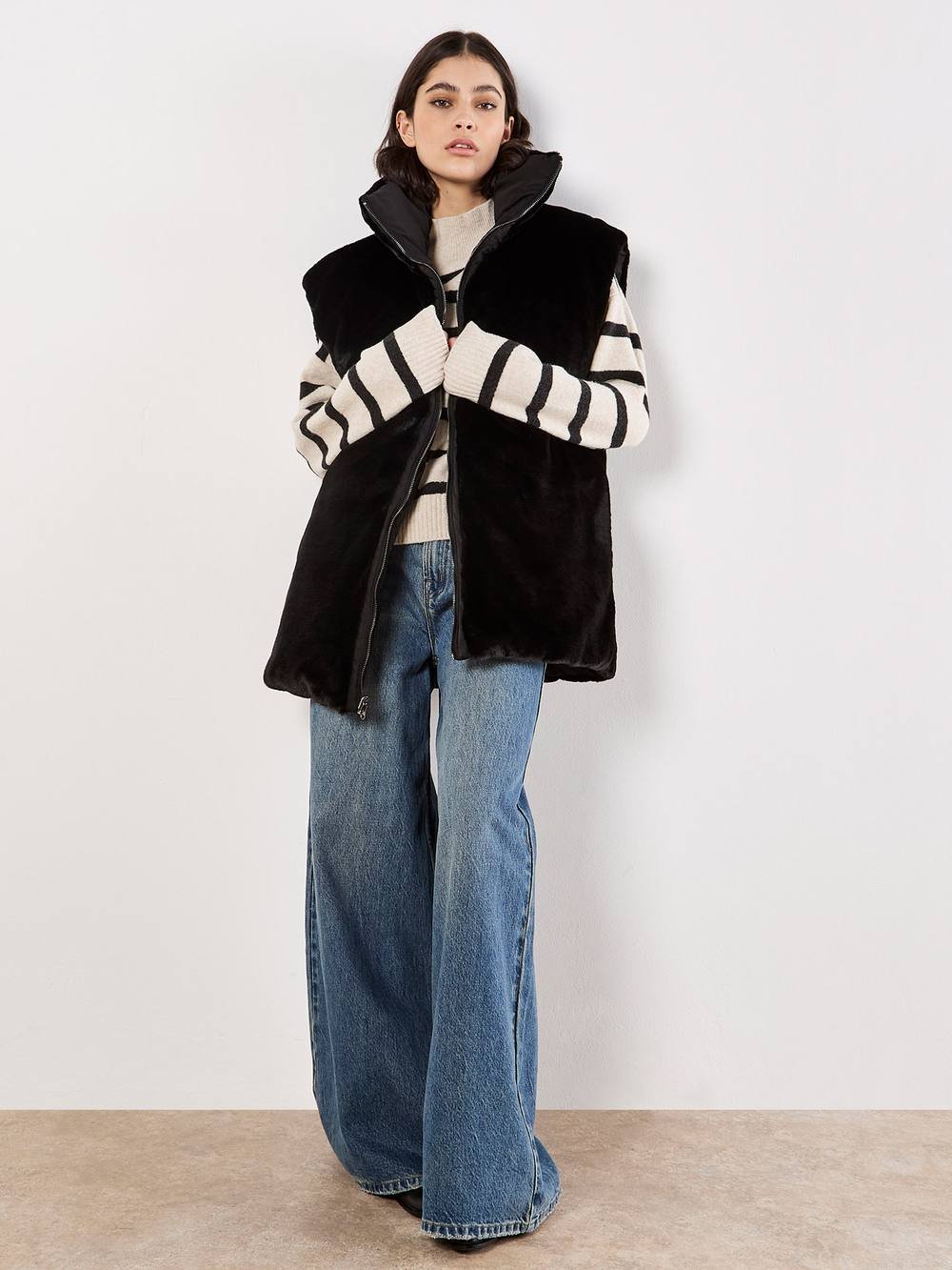 Apricot Apricot Women's Reversible Oversized Puffer Gilet in Black - 2