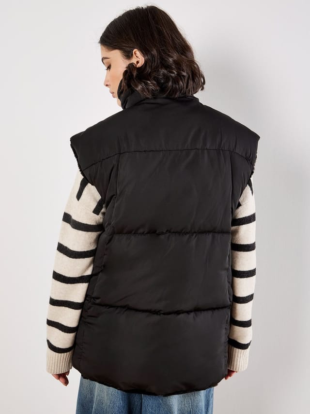 Apricot Apricot Women's Reversible Oversized Puffer Gilet in Black - 3