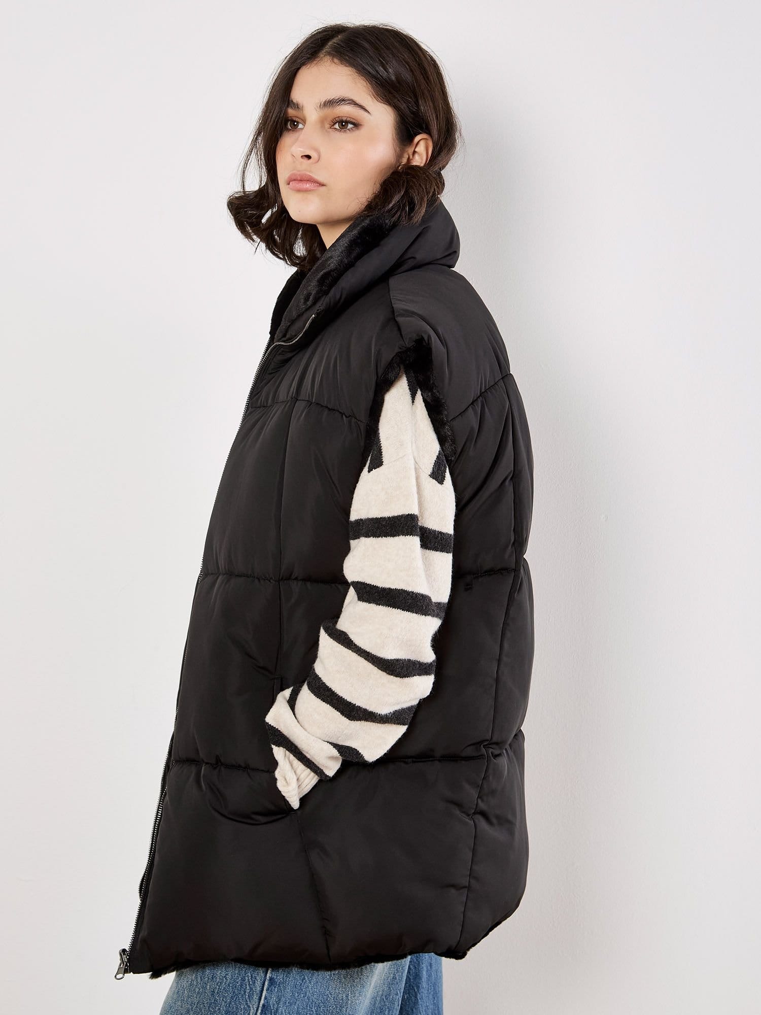 Apricot Apricot Women's Reversible Oversized Puffer Gilet in Black - 4