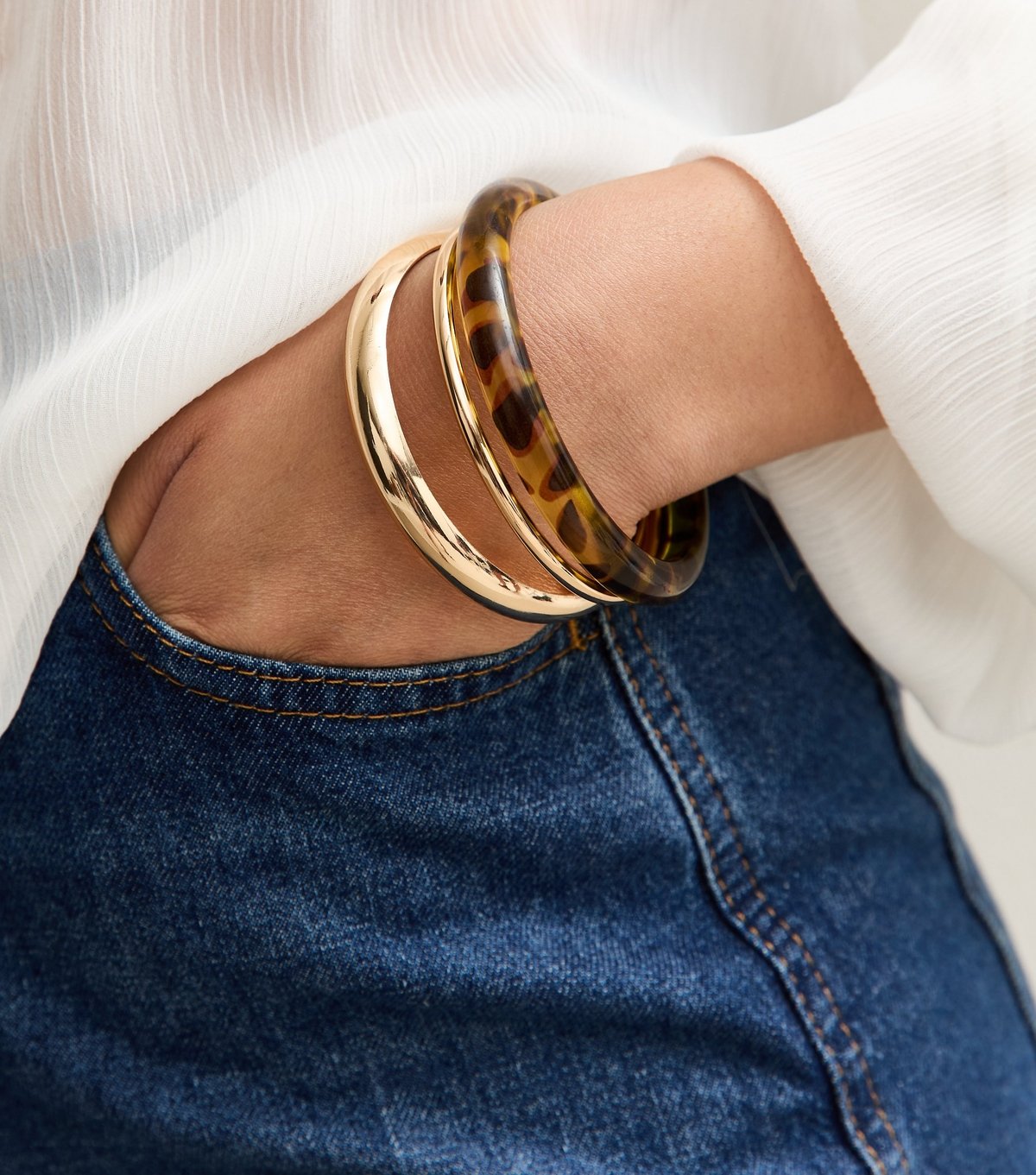 New Look Pack of 3 Gold Tone and Tortoiseshell Effect Resin Bangles New Look - 3